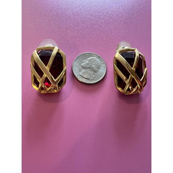 Vintage gold tone earrings with a red Gem in the middle - Picture 3 of 4